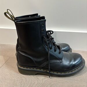 Ladies size 8 Doc Martens Airwair bouncing soles EUC
